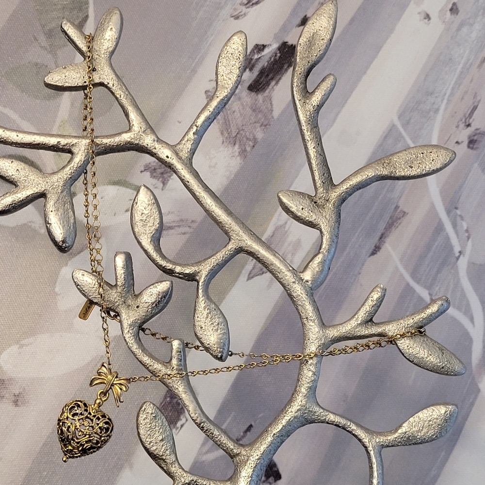 1928 Filigree Heart & Ribbon Pendant Gold-tone Chain Vintage Styled Necklace - Picture 10 of 13